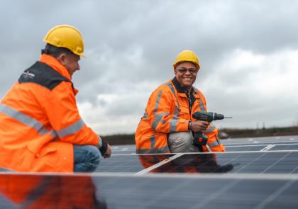 Twee mannen op een dak met zonnepanelen