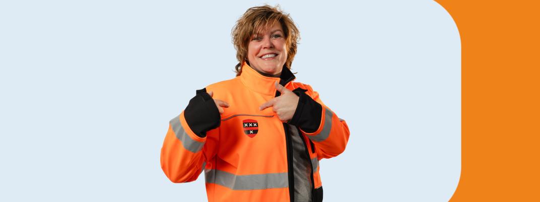 Trotse collega wijst naar logo