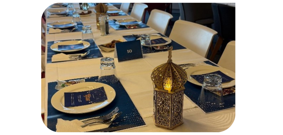 Gedekte tafel ter voorbereiding van de Iftar in het raadhuis