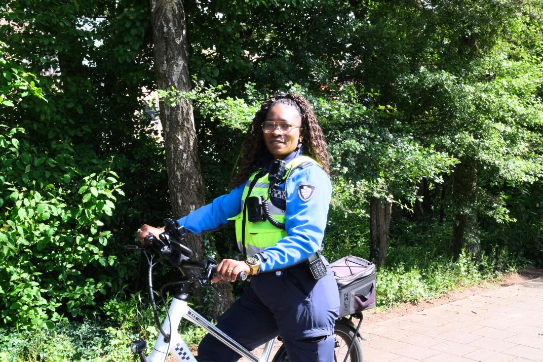 Maaike lachend op de fiets
