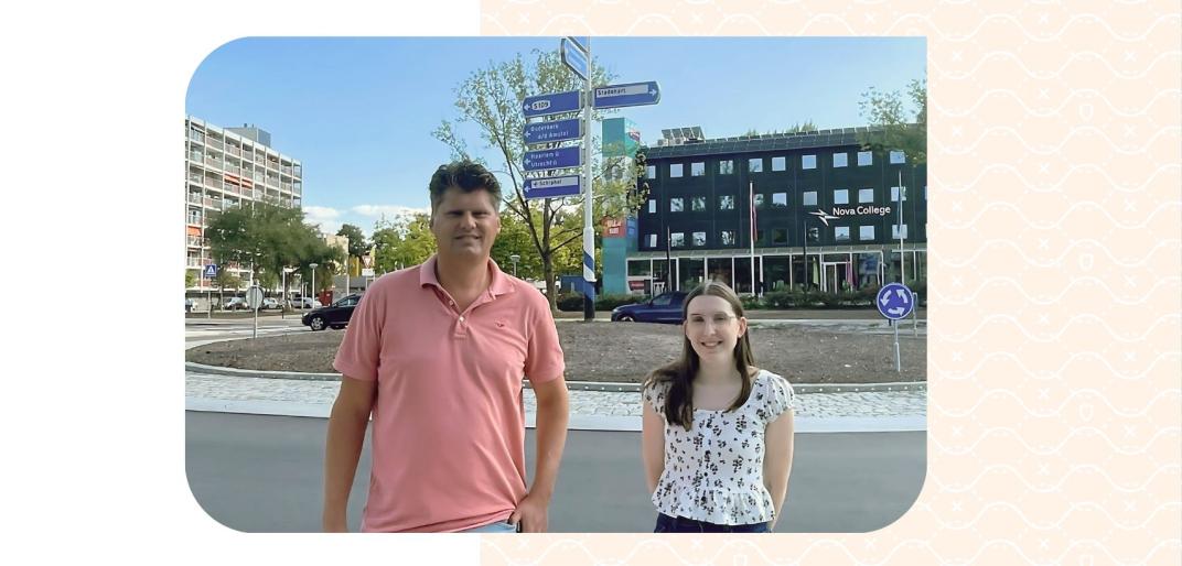 Paul en Amanda voor de rotonde bij de Oranjebaan