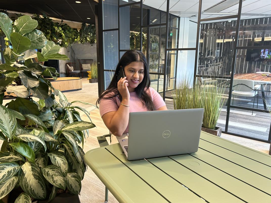 Madhavi aan de telefoon in het kantoorpark