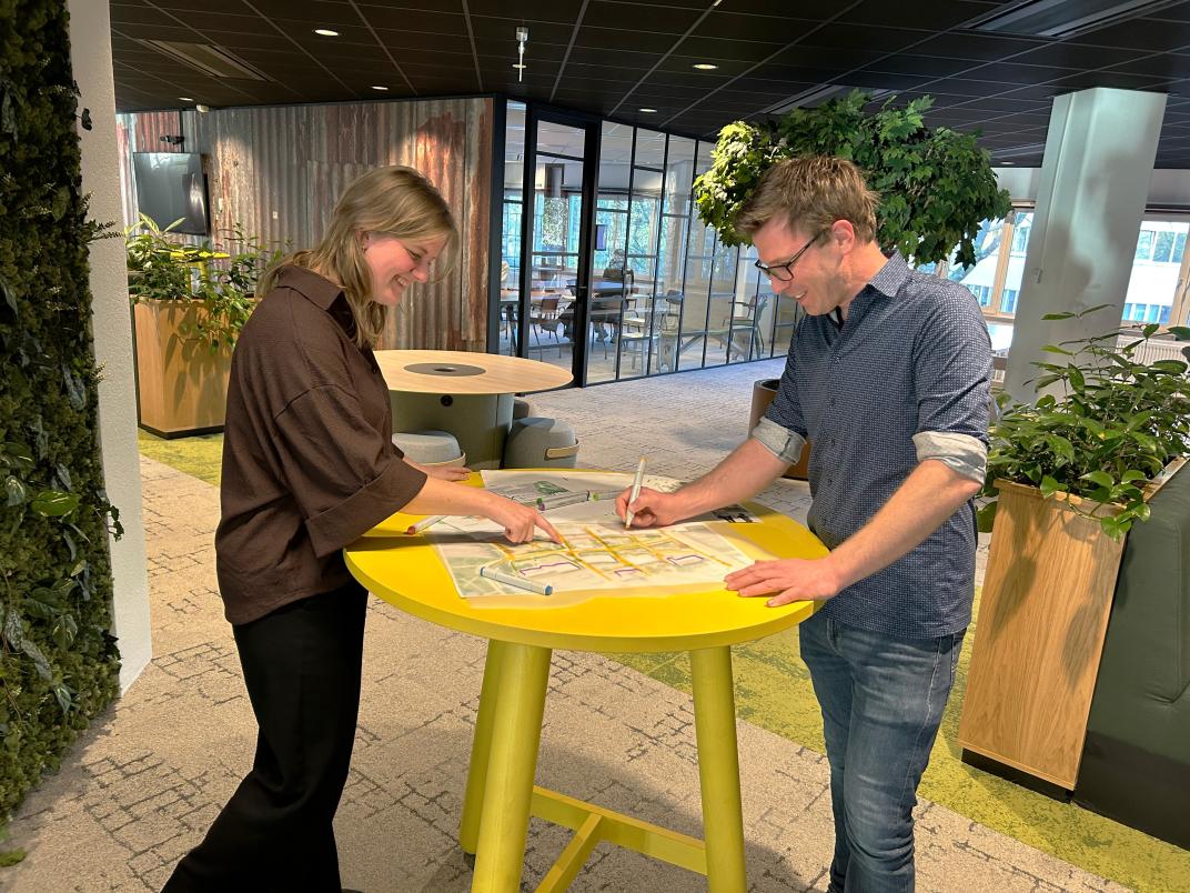 Tom met een collega aan de tekentafel