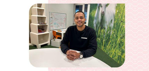 Clyde in een spreekruimte op het raadhuis