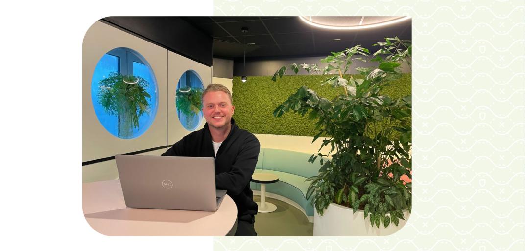 Ruben met laptop aan een tafeltje