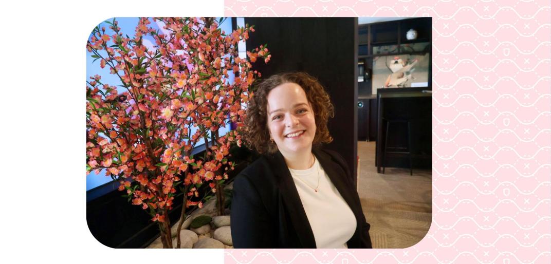 Maxime in de koffietuin op kantoor met Japans thema