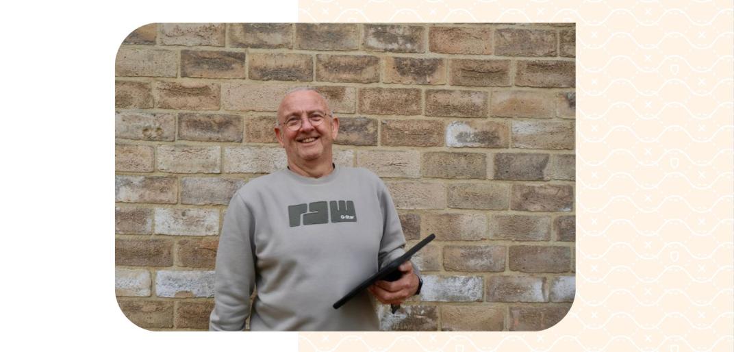 Profielfoto van Ron met een tablet voor een muur