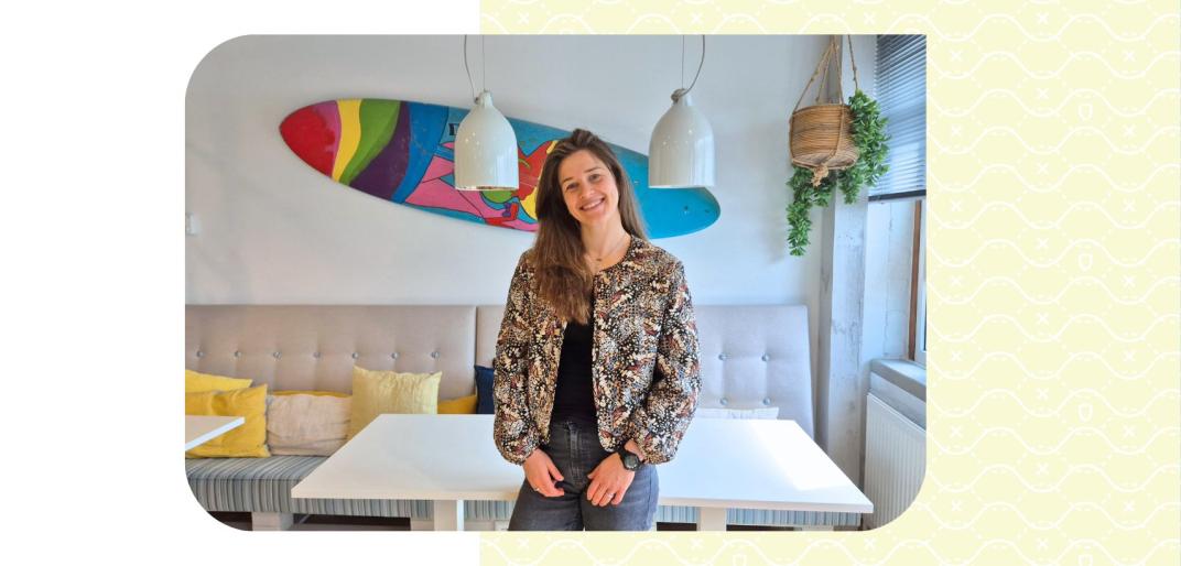 Carmen in koffietuin The Beach met een gekleurd surfboard op de achtergrond