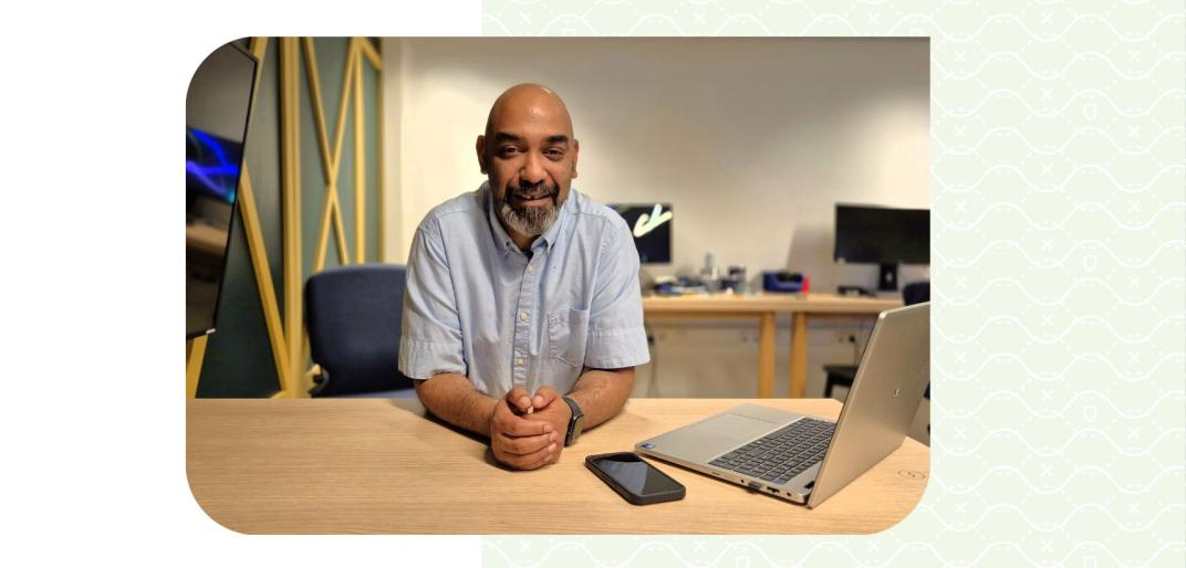 Rayner bij de servicedesk in het kantoorpark