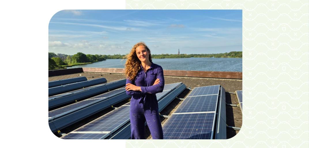 Robin Bakker op het dak met zonnepanelen en de poel op de achtergrond