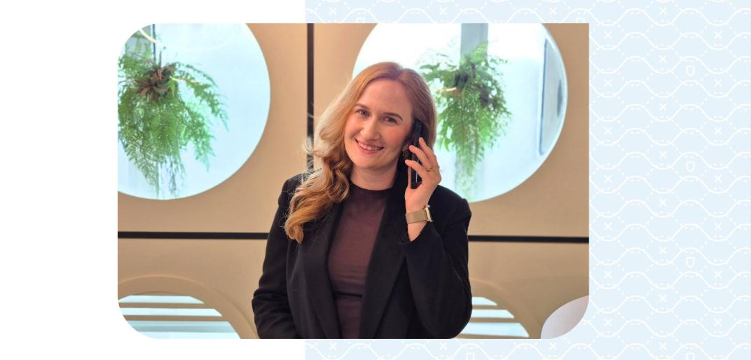 Meral aan de telefoon kijkt in de camera