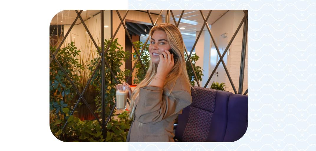 Veerle met een telefoon in haar hand