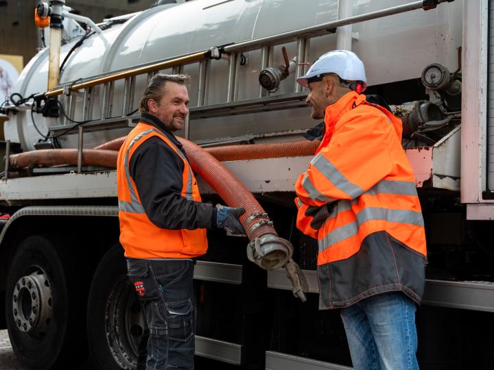 Collega's met werkvoertuig