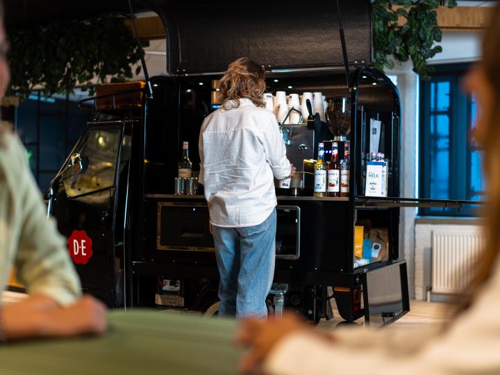 Collega haalt koffie bij barista