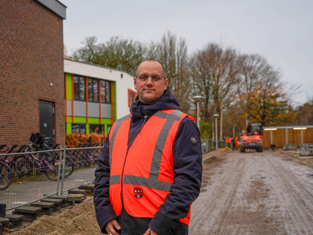 Collega Jacob bij werkzaamheden aan de weg