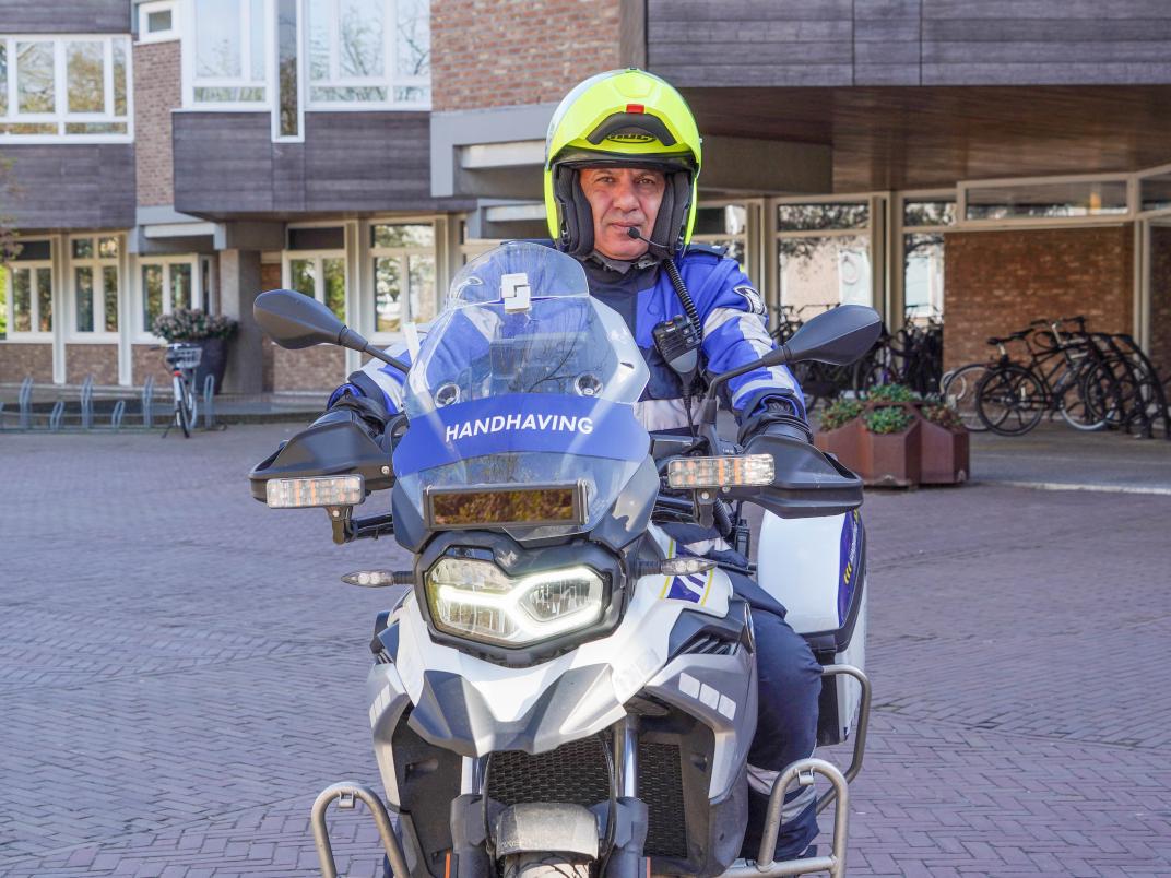 Chokri op de motor voor het raadhuis