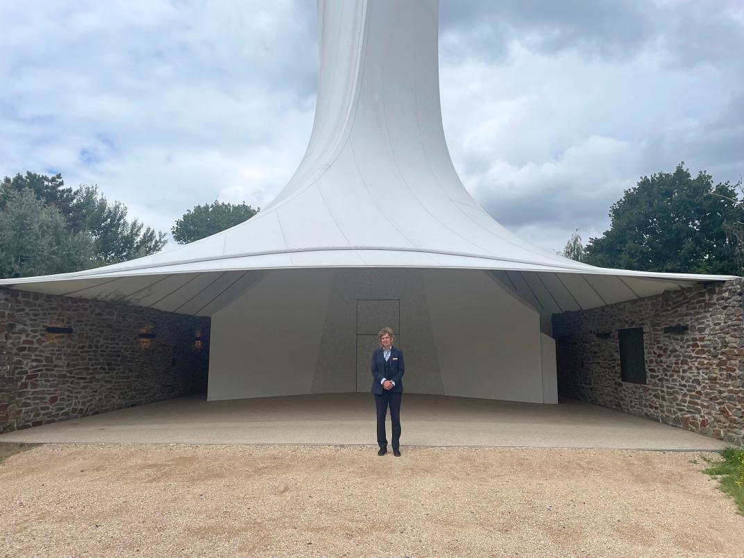 Petra bij het Crematorion. Je ziet het witte gebouw