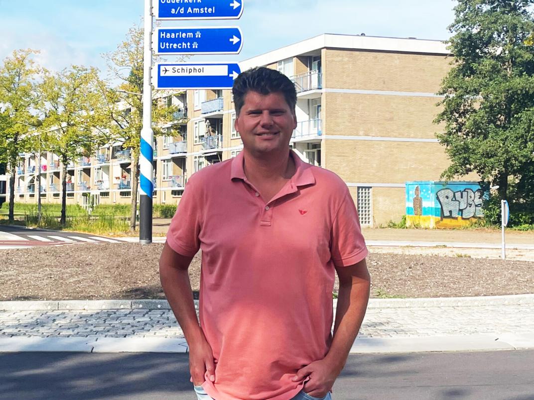 Paul bij de rotonde bij de Oranjebaan