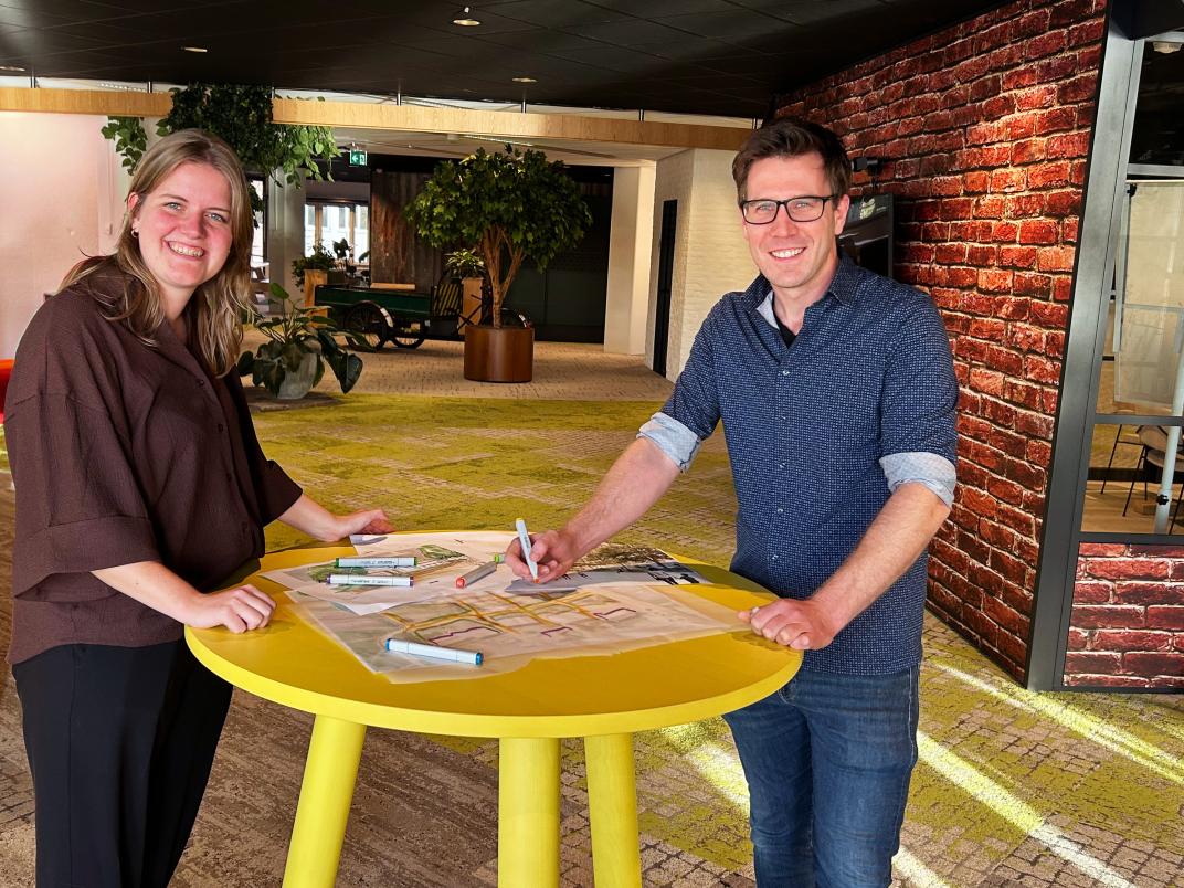 Tom en Jacky aan de tekentafel