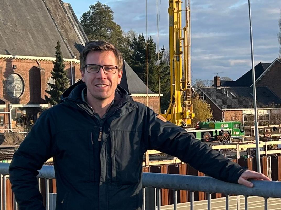 Tom voor de Annakerk