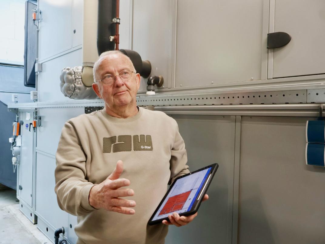 Ron Boersma bij een inspectie voor de machines