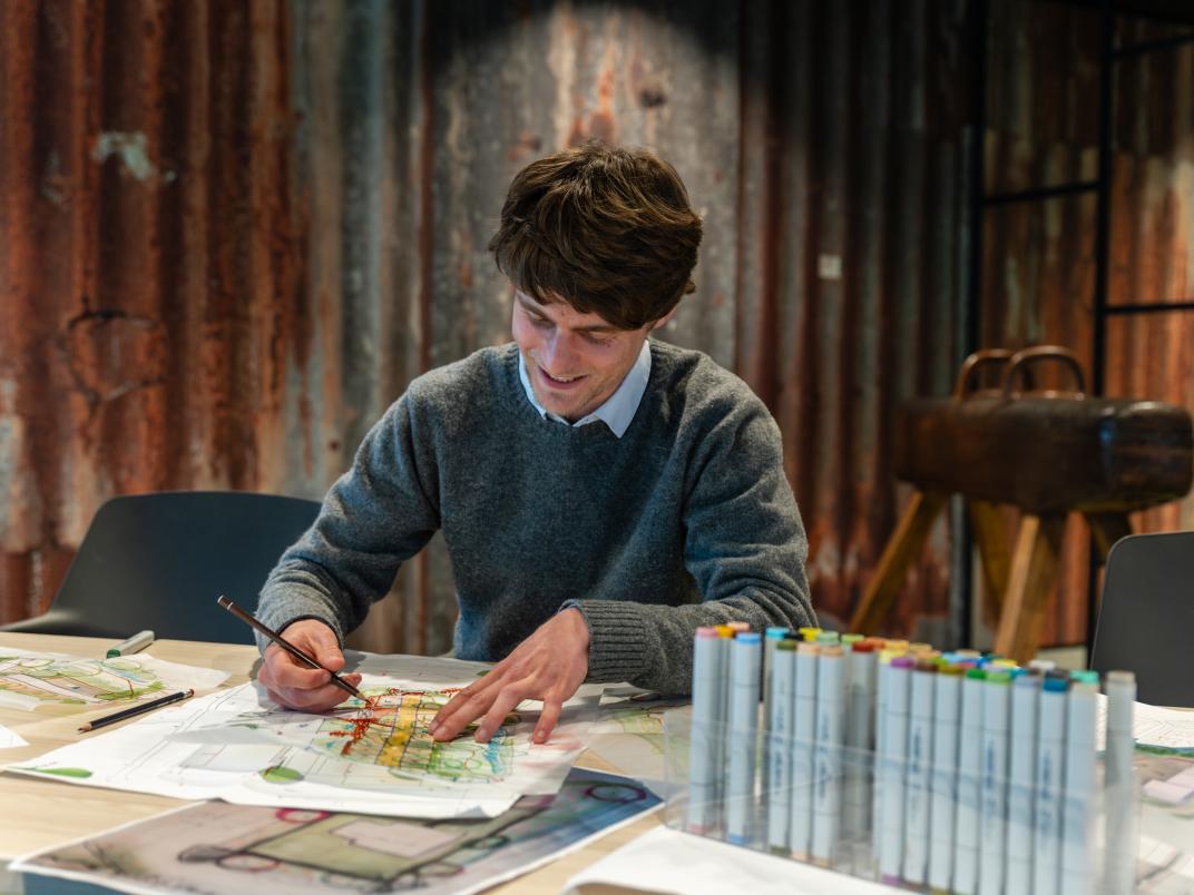 Henri aan de tekentafel