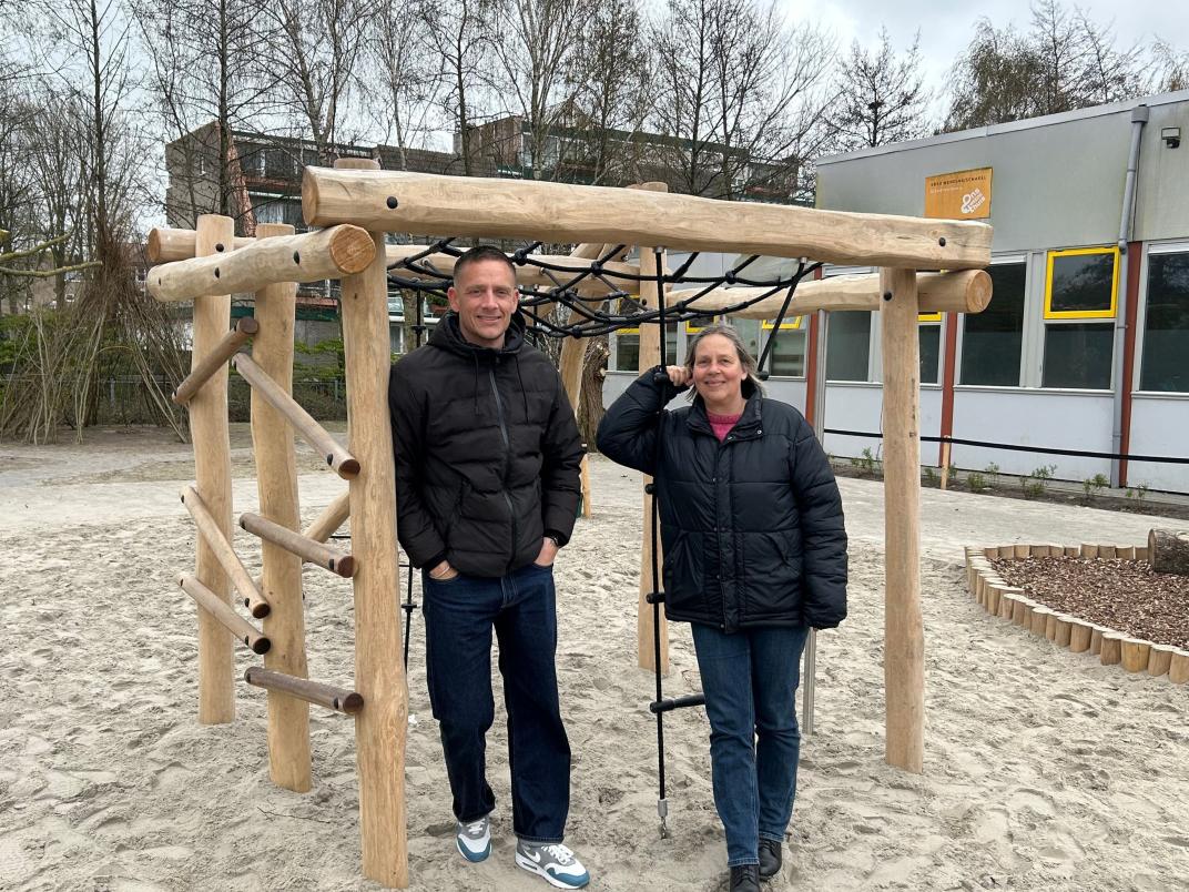 Michel en Marga bij een speeltuin