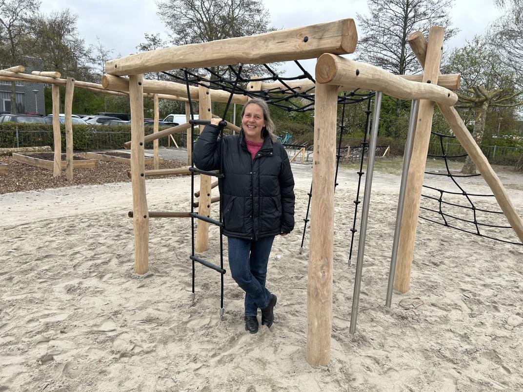 Portretfoto van werkvoorbereider Marga in de speeltuin bij een klimrek