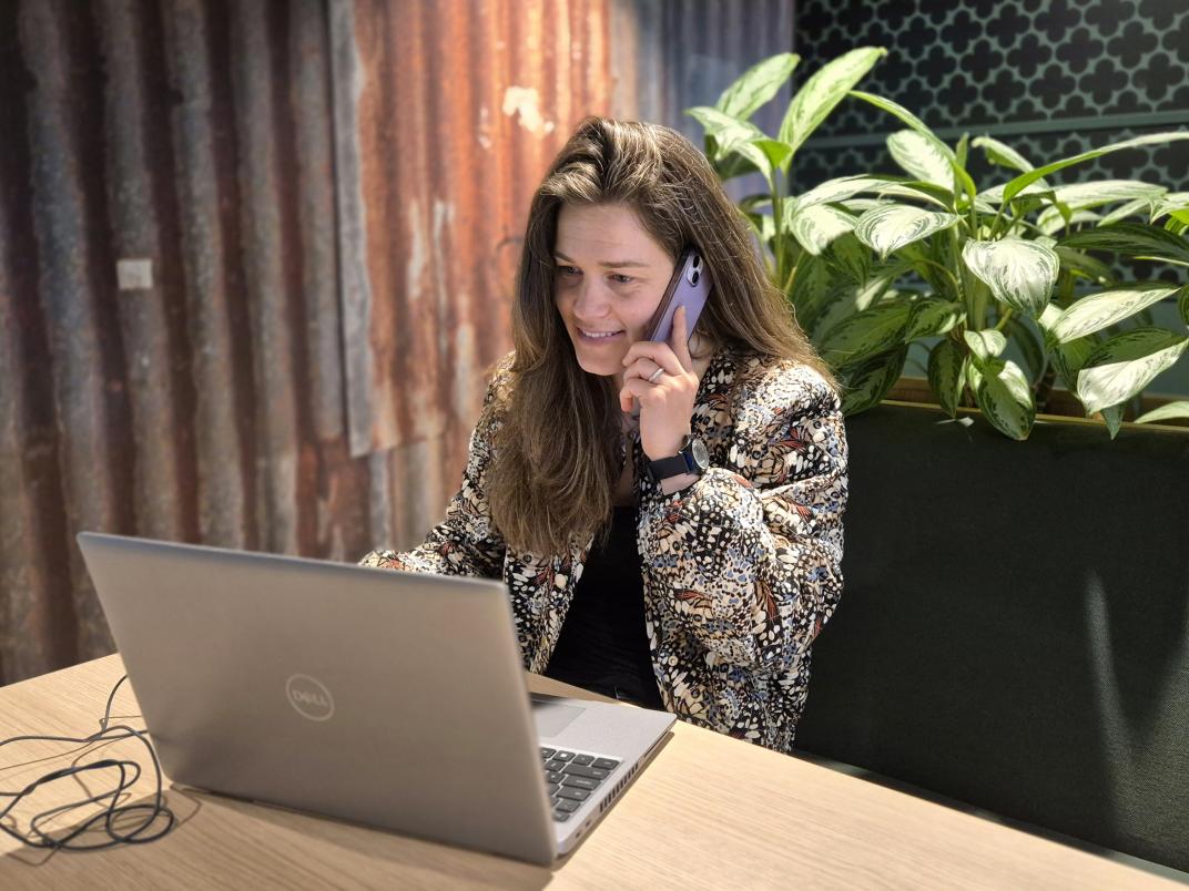 Carmen belt in kantoortuin met laptop op tafel