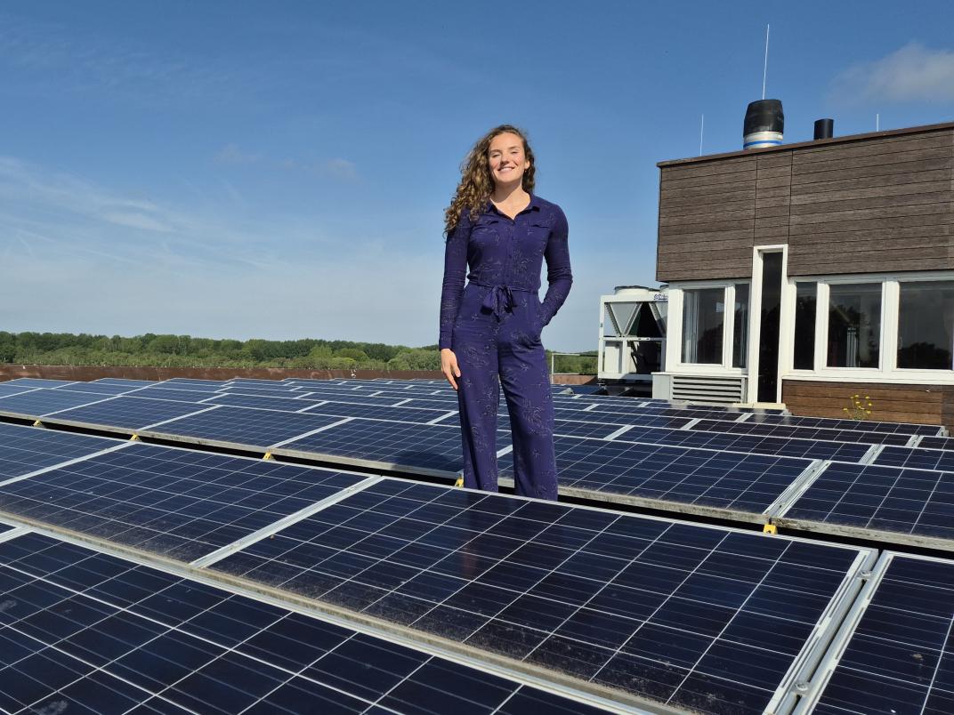 Robin Bakker op een plak dak met zonnepanelen