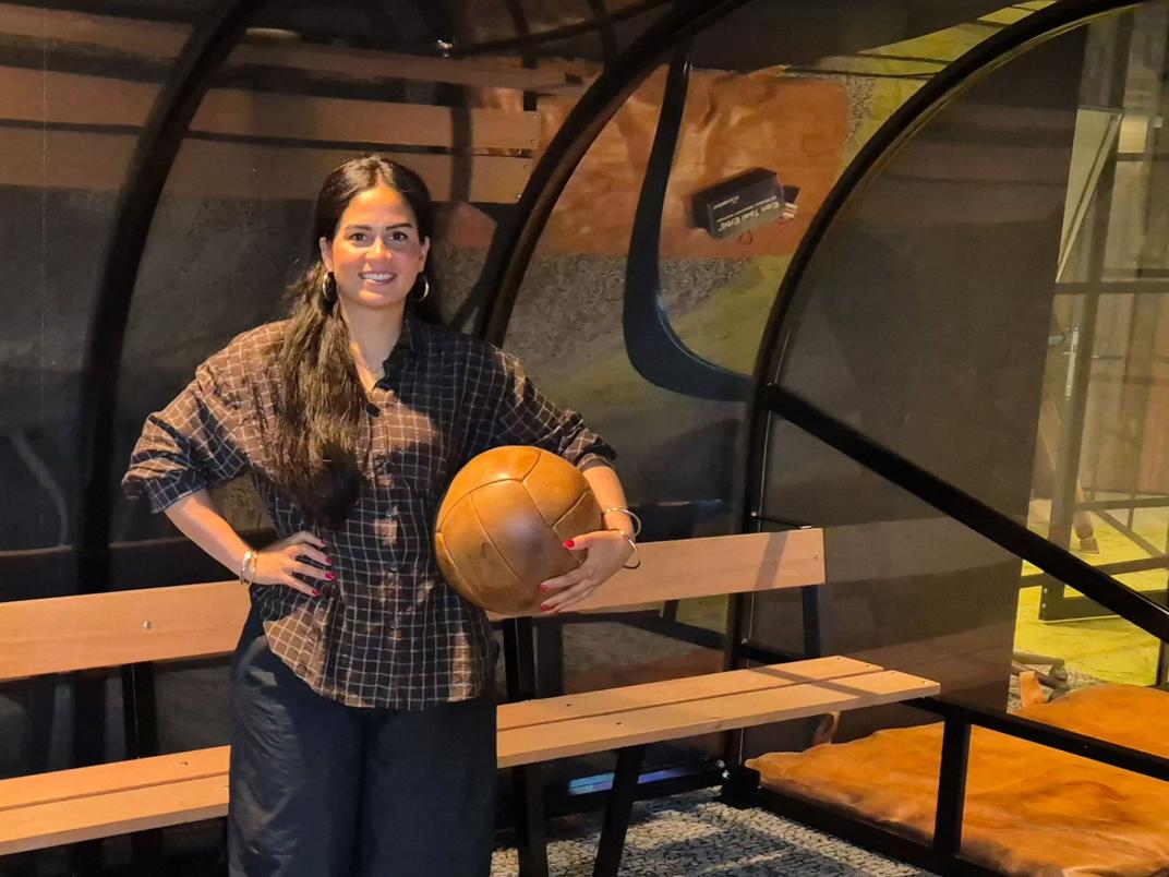 Stella bij de dug-out op het raadhuis