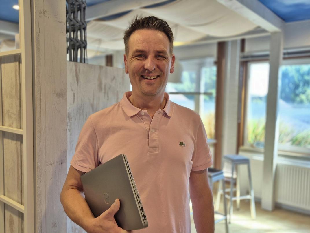Onno met laptop in de hand