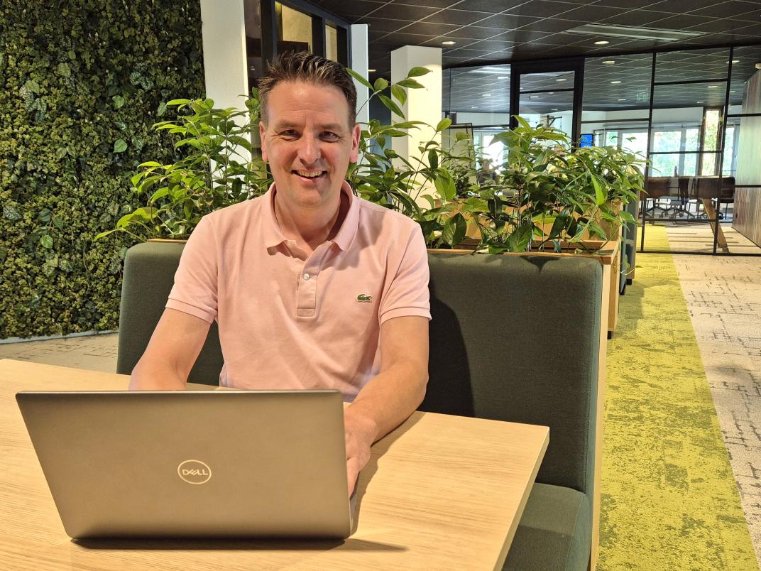 Onno met laptop in het park op kantoor