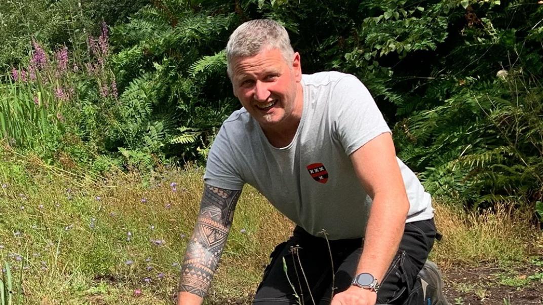 Henri in de groene natuur van een heempark
