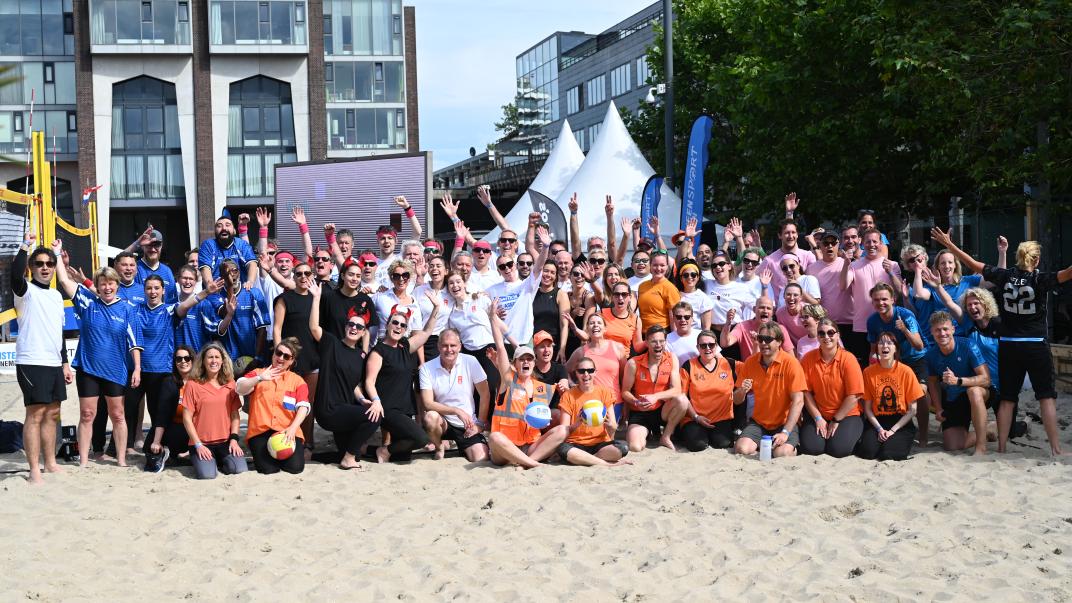 Juichende collega's bij Amstelveen Beach