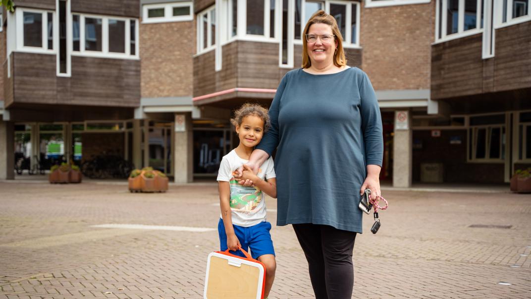 Moeder en dochter staan buiten voor het raadhuis