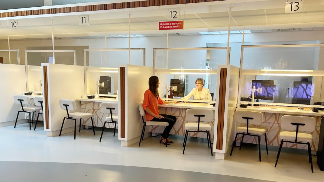 Dame haalt paspoort op bij balie