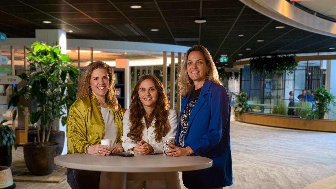 Drie recruiters aan koffietafel in het park