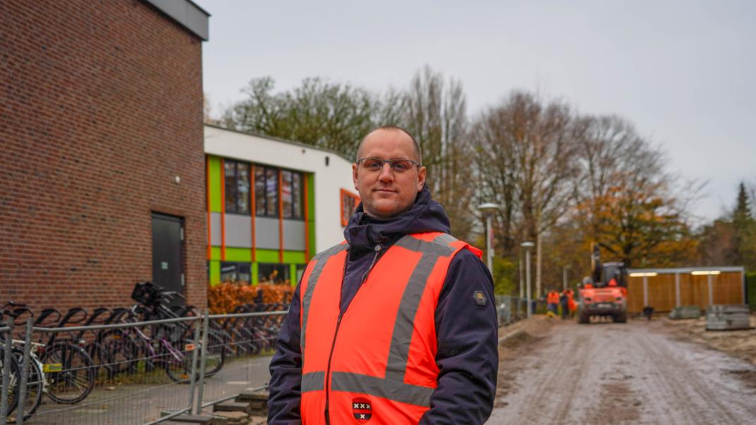 Collega Jacob bij werkzaamheden aan de weg