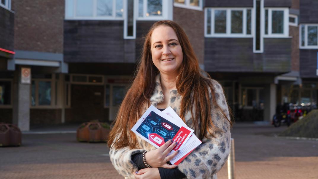 Adviseur OOV staat voor het raadhuis