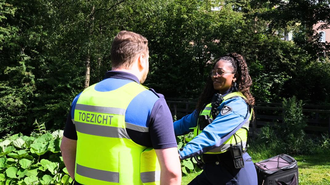 Maaike op de fiets in gesprek met een collega