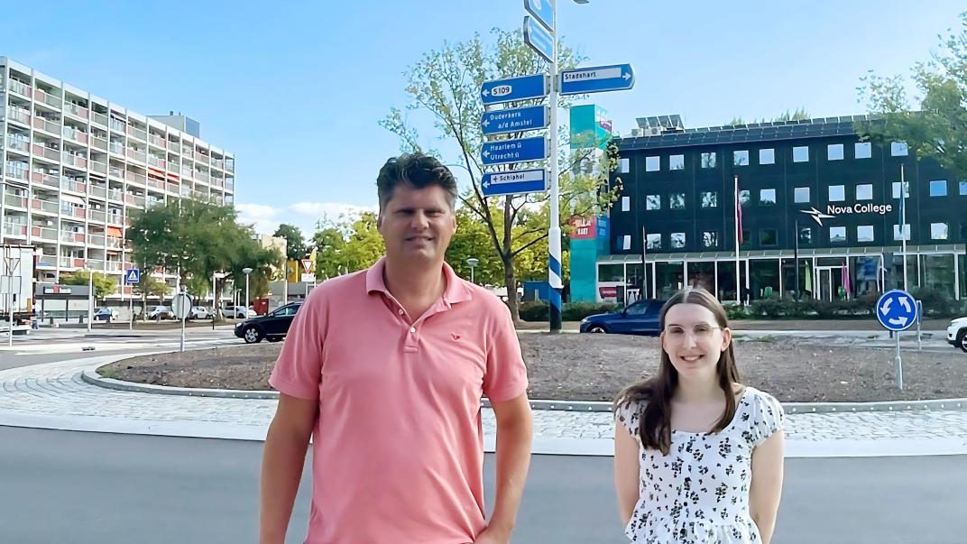 Paul en Amanda bij rotonde Oranjebaan