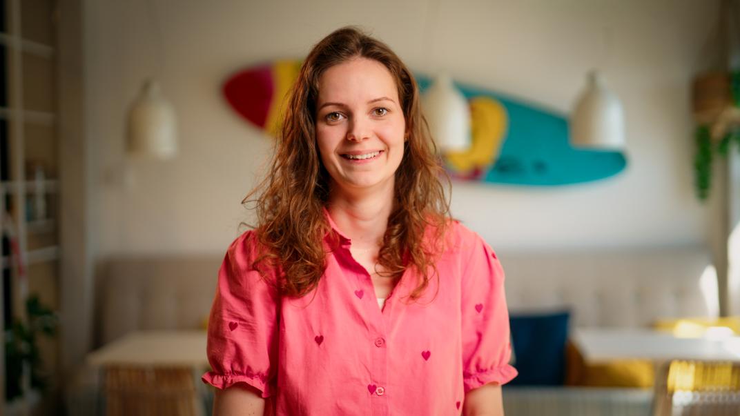 Financieel vrouw kijkt in de camera