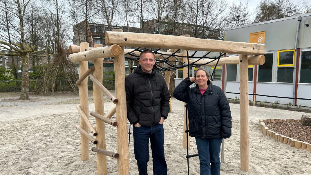 Michel en Marga bij een speeltuin