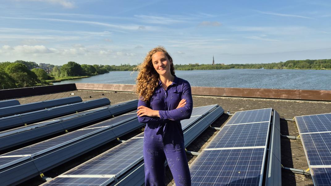 Robin op het dak met zonnepanelen