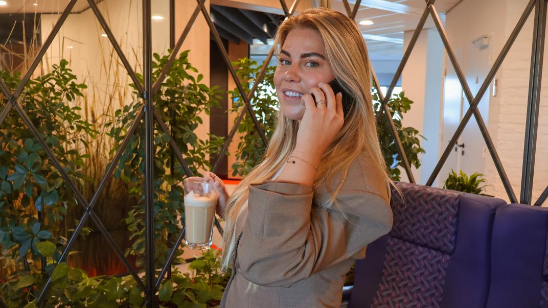 Veerle aan de telefoon